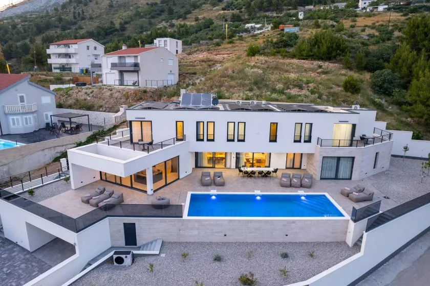Luxury Seaview Villa with Jacuzzi - Image 1