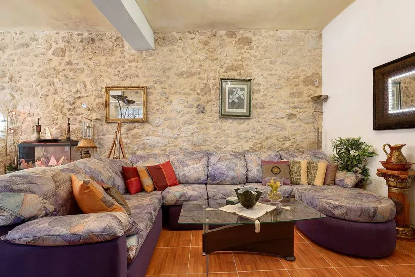Children-friendly beautiful house with BBQ & terrace | Mountain view | Suitable for remote work - Image 1