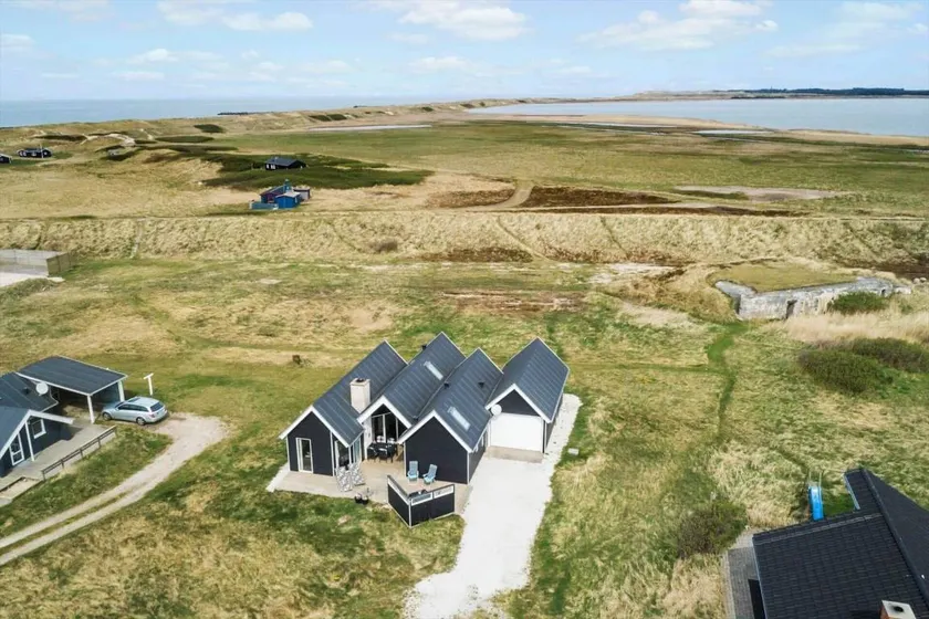 Fully equipped holiday home with barbeque, terrace & hot tub | Close to the beach | Pets allowed - Image 1