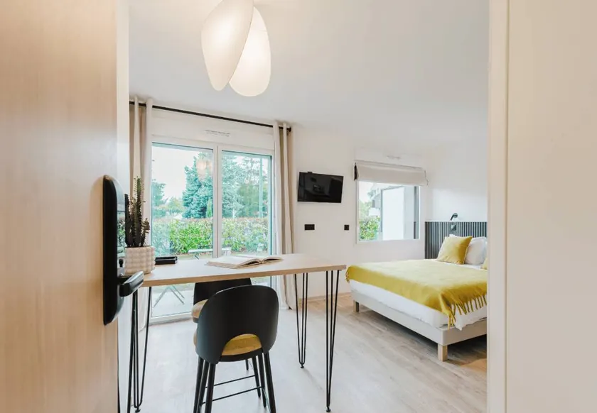 Aparthotel with terrace - Image 1