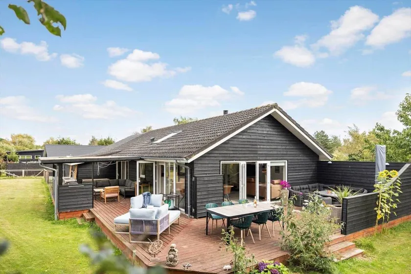House with barbecue, jacuzzi & terrace - Image 1