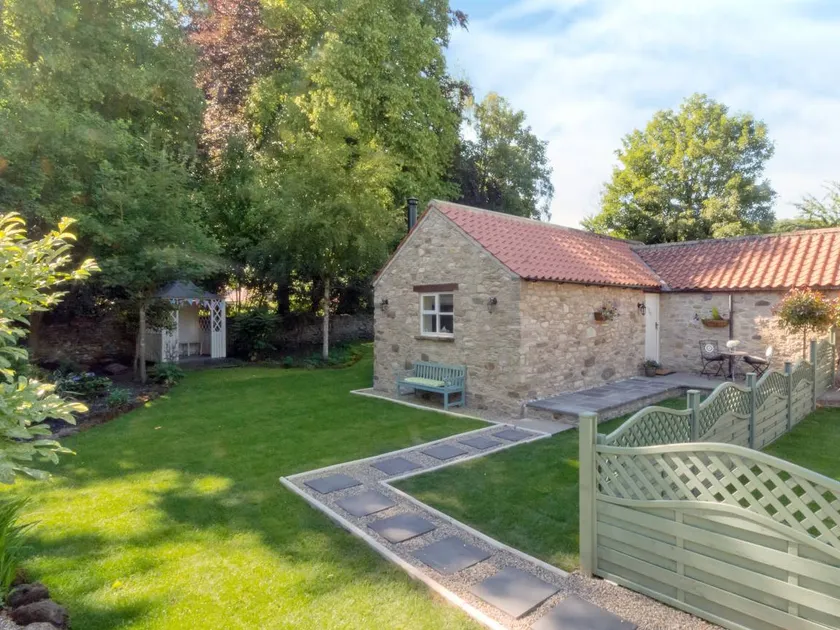 Cottage with garden & BBQ - Image 1