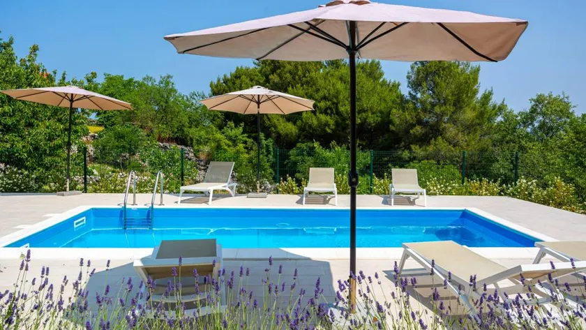 Villa with barbecue, terrace & private pool - Image 1