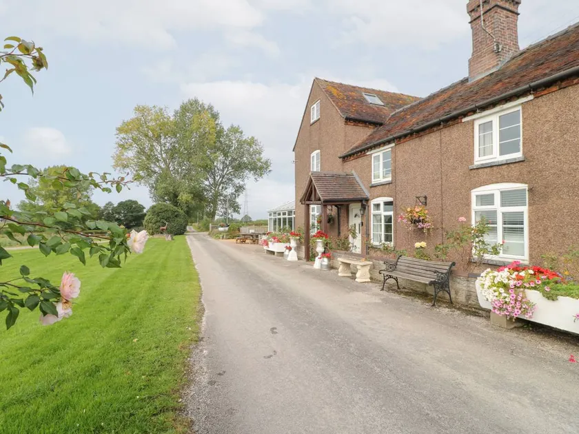Children-friendly wonderful cottage with garden & hot tub | Pets are welcome - Image 1