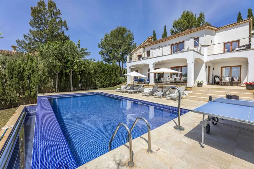 Villa with terrace, heated pool & garden - Image 1