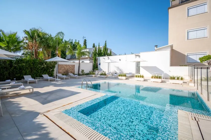 Holiday apartment with pool - Image 1