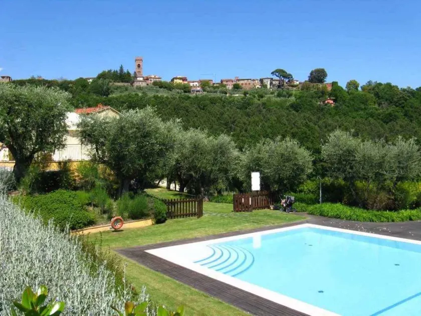 Beautiful flat with garden, pool & terrace - Image 1
