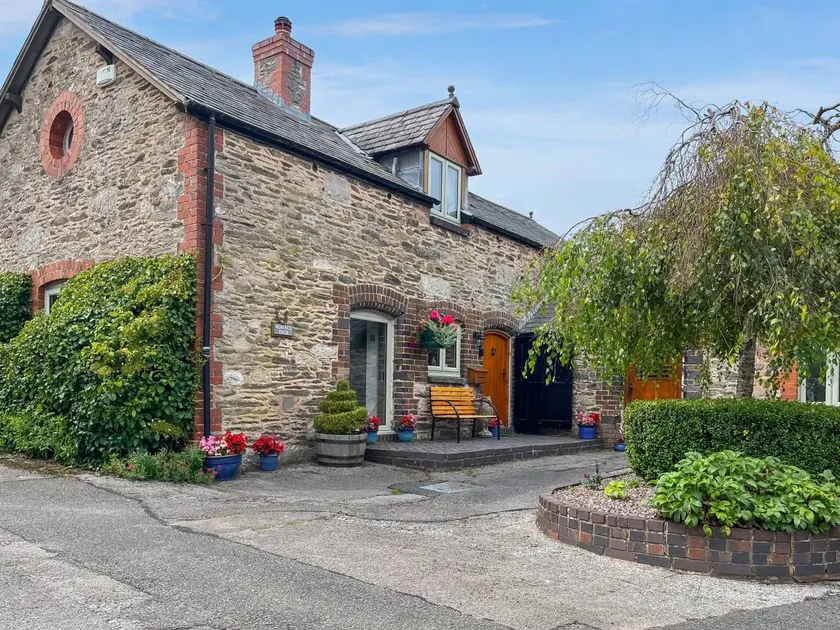 Cottage with garden | River view - Image 1