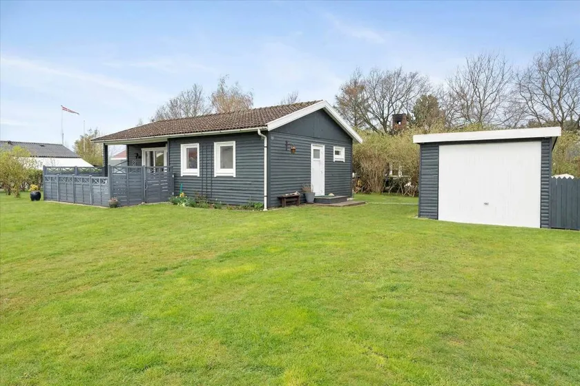 Holiday home with BBQ & terrace - Image 1
