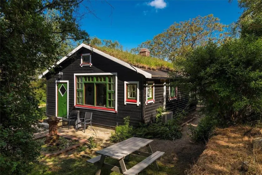 House with barbeque - Image 1