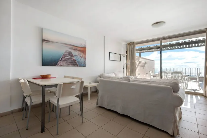 Merveilleux appartement de vacances entièrement équipé avec internet haut débit et terrasse | Vue montagne | Plage à proximité - Image 1