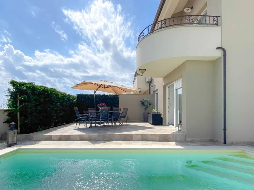 Ferienhaus mit Terrasse und privatem Pool - Image 1