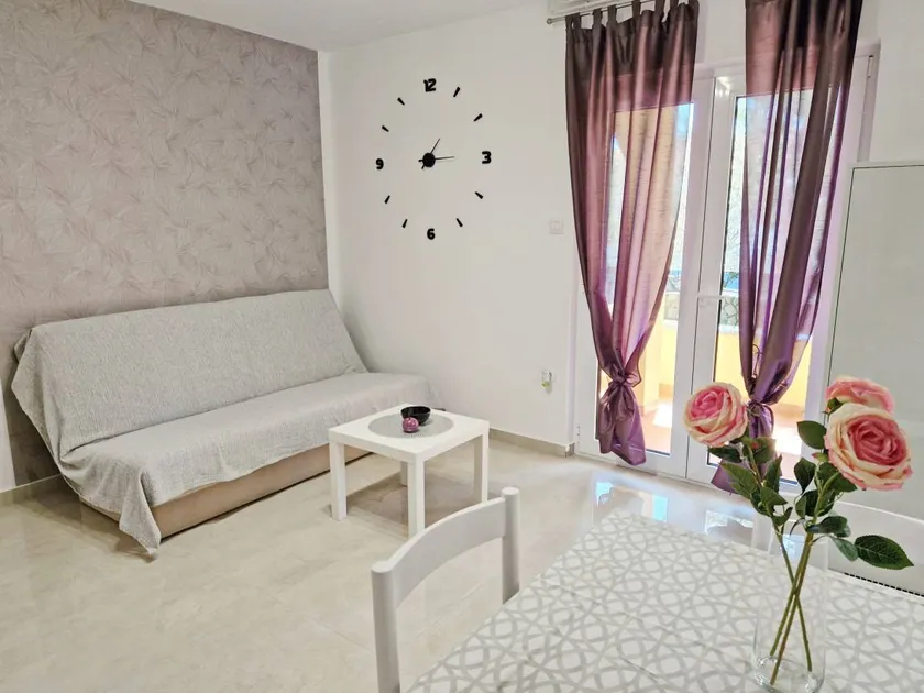 Flat | Close to the beach - Image 1