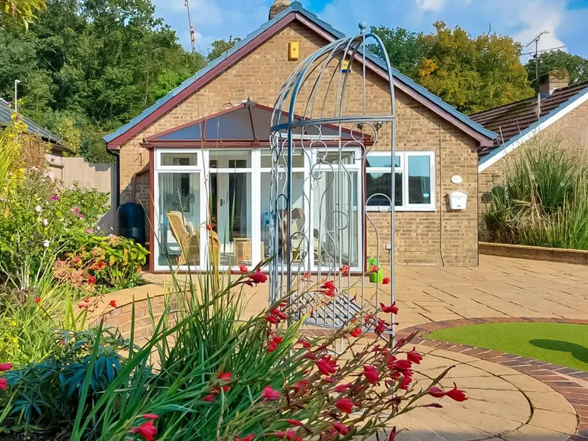 Cottage with garden - Image 1