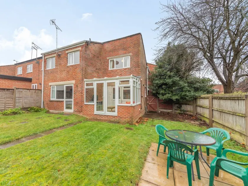 Cottage with garden - Image 1