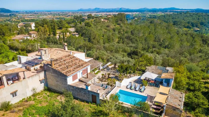 Child-friendly spacious villa with private pool, garden & terrace - Image 1