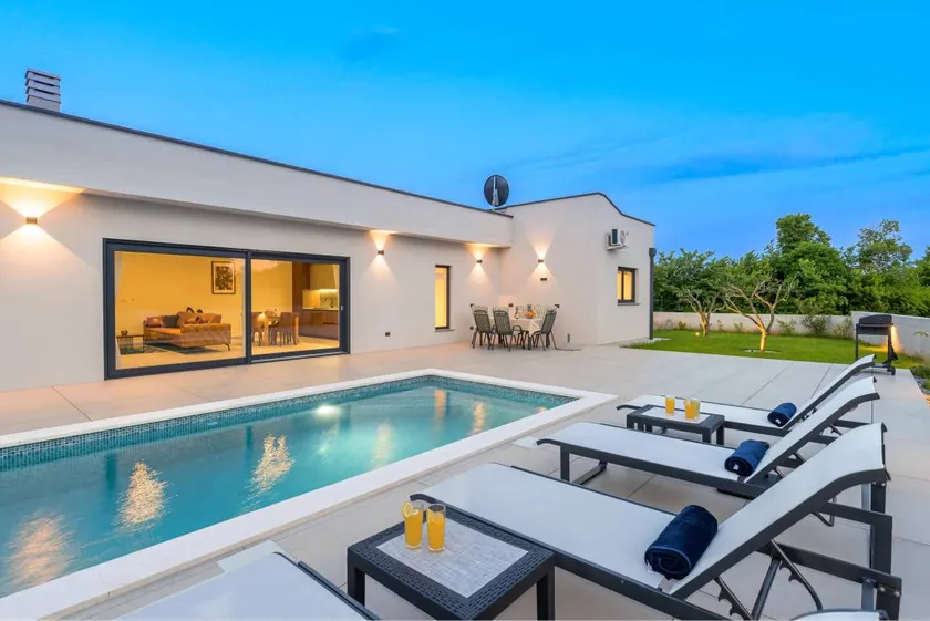 Villa with pool, BBQ & terrace - Image 1