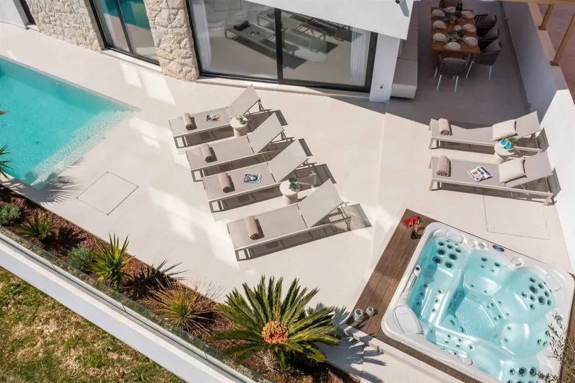 Villa con piscina, jardín y barbacoa | Vistas a la piscina - Image 1