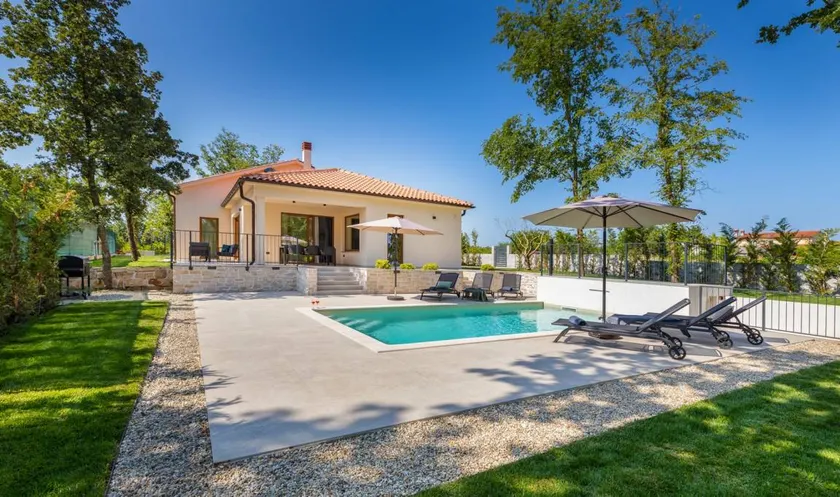 Fully equipped spacious villa with private pool, terrace & garden - Image 1