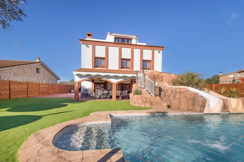 Villa with terrace, garden & pool | Mountain view - Image 1