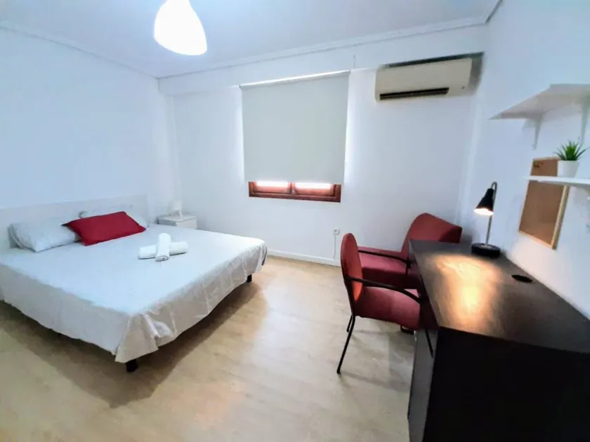 Atractiva habitación en casa de familia - Image 1