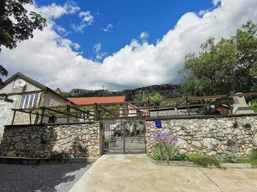 Flat with terrace, barbeque & garden - Image 1