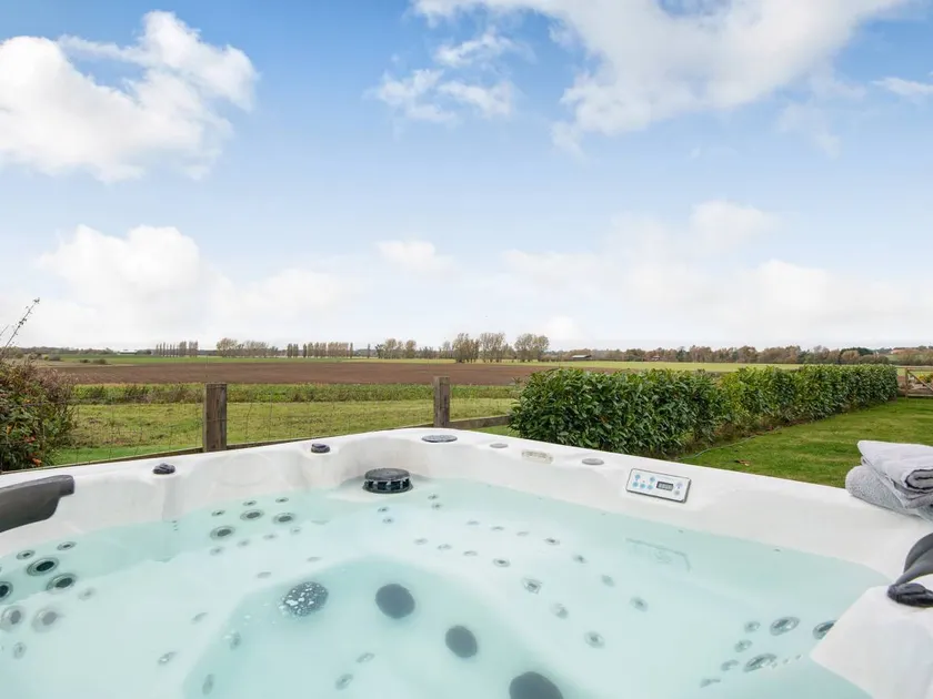 Cottage with garden, barbeque & jacuzzi | River view - Image 1