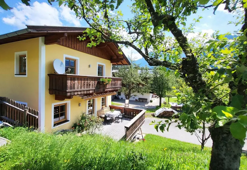 Charming house with terrace - Image 1
