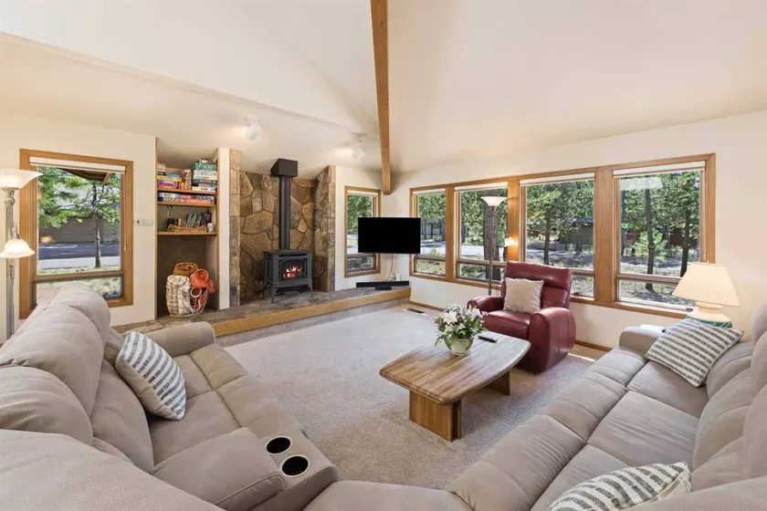 Fully equipped pleasant house with hot tub & pool - Image 1