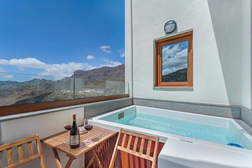 Maison avec internet haut débit, terrasse et piscine privée | Vue ville - Image 1