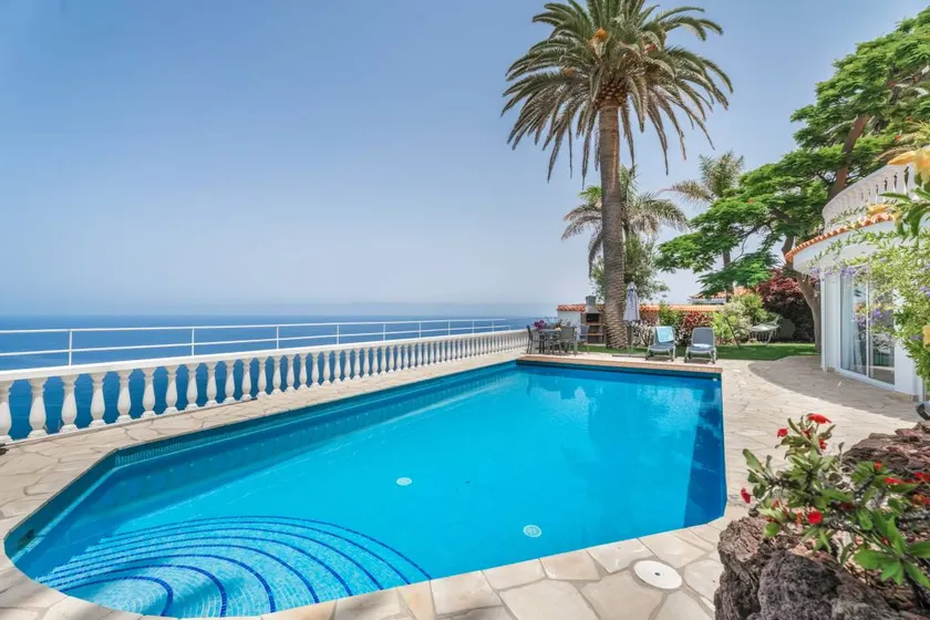 Fully equipped house with garden, pool & terrace | Mountain view | Perfect for remote work - Image 1
