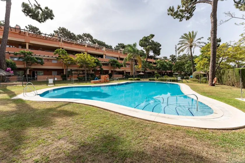 Appartement avec jardin, piscine et terrasse | Vue jardin - Image 1
