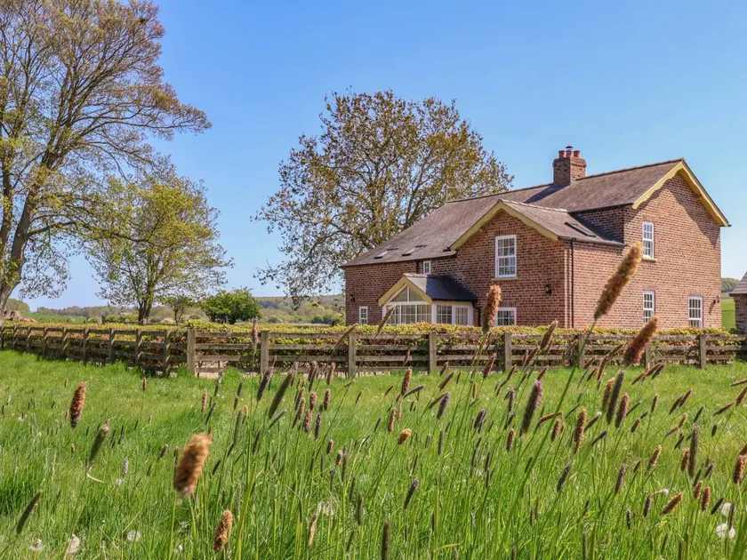 Family-friendly nice cottage with garden & barbeque - Image 1