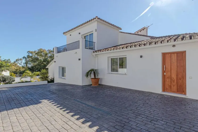 Fully equipped holiday home with garden & terrace - Image 1