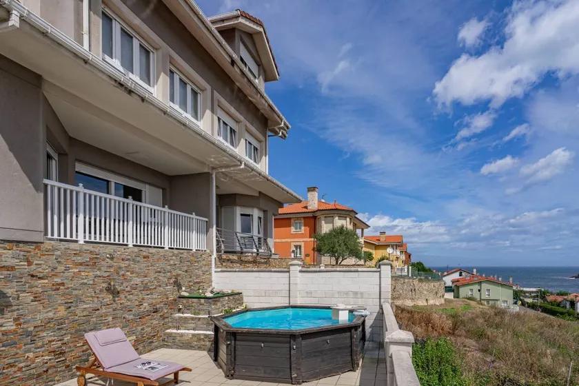 Fully equipped holiday home with terrace | Beach view | Close to the beach | Perfect for remote work - Image 1
