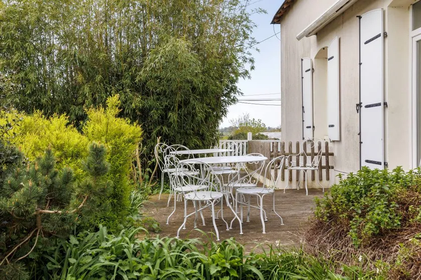 Child-friendly cottage with pool, garden & terrace | River view - Image 1