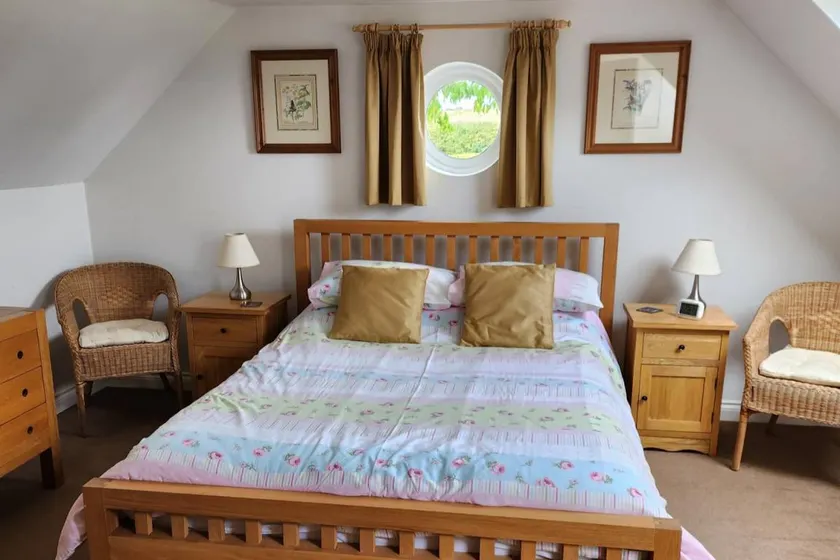 Cottage Sleeps 4 - Pet Friendly w Free Parking - Image 1