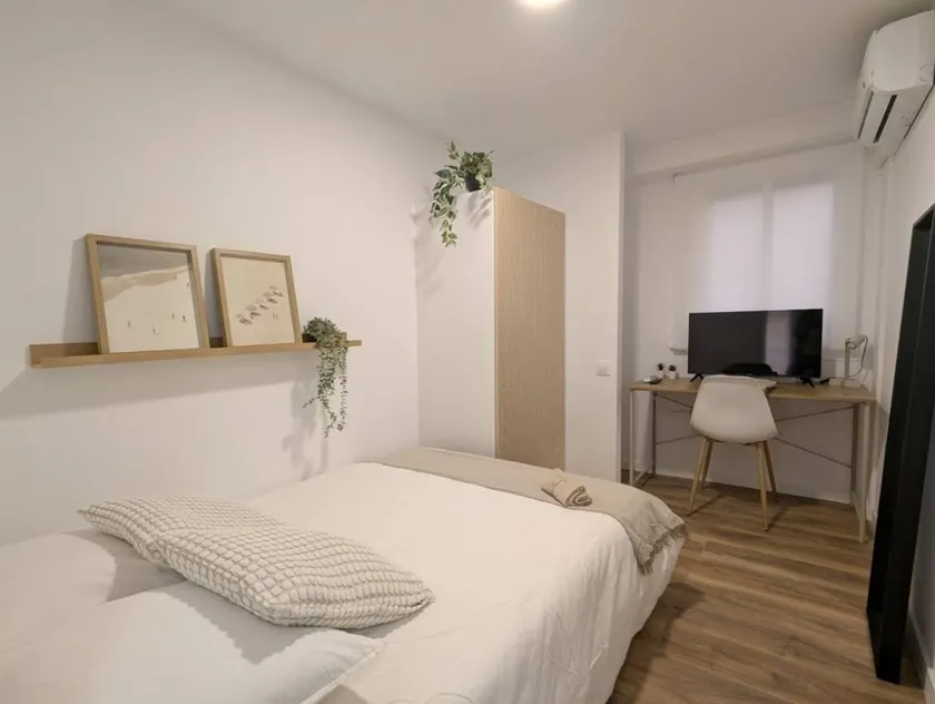 Charming dedicated room - Image 1