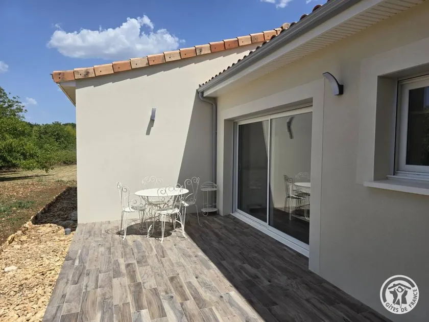 Flat with garden & BBQ - Image 1