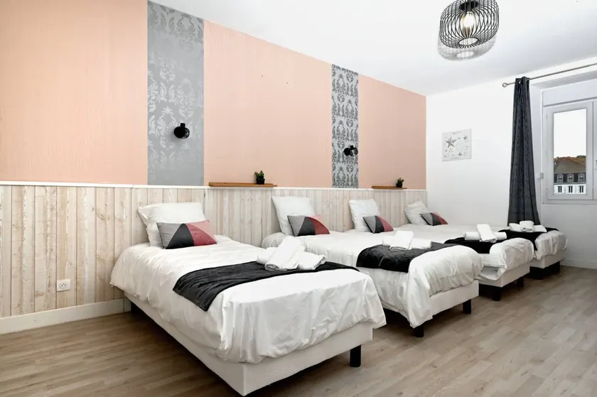 Room 'Chambre 7' with Shared Terrace, Wi-Fi and Air Conditioning - Image 1