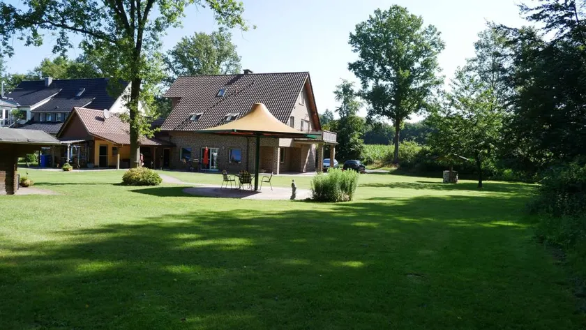 Apartment with terrace & garden - Image 1