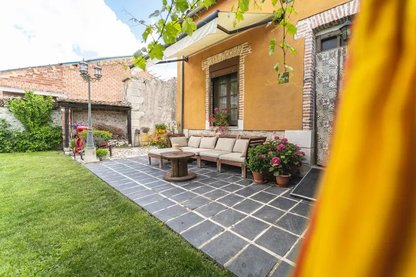 House with garden & BBQ - Image 1