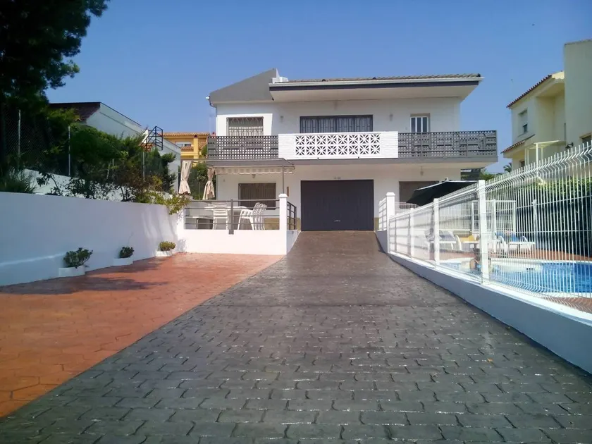 Villa avec piscine privée, jardin et terrasse | Vue jardin - Image 1