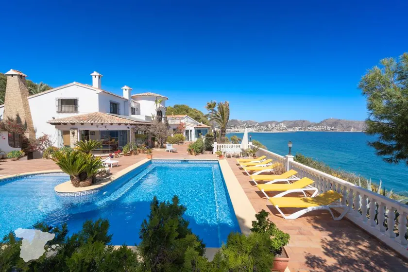 Villa with terrace, private pool & barbeque | Beach view - Image 1