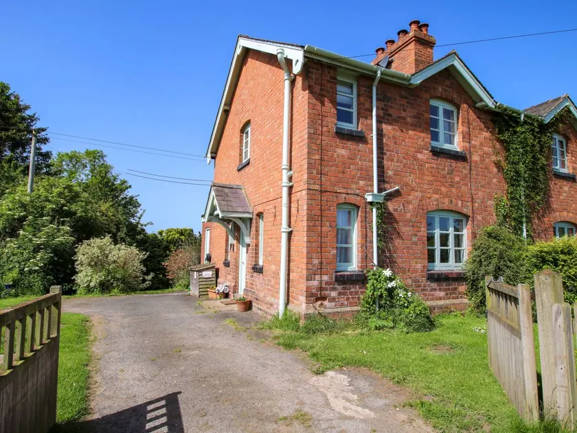 Fully equipped lovely cottage with garden | Pets are welcome - Image 1