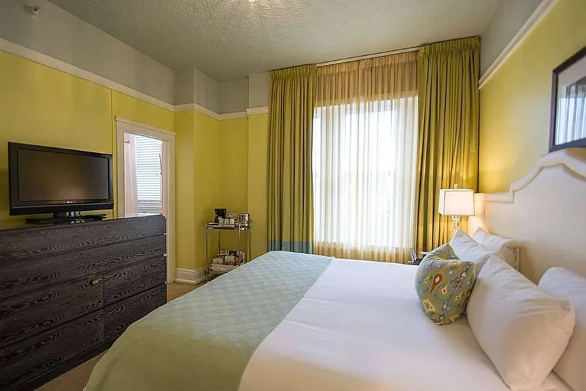 Deluxe King Room - Image 1