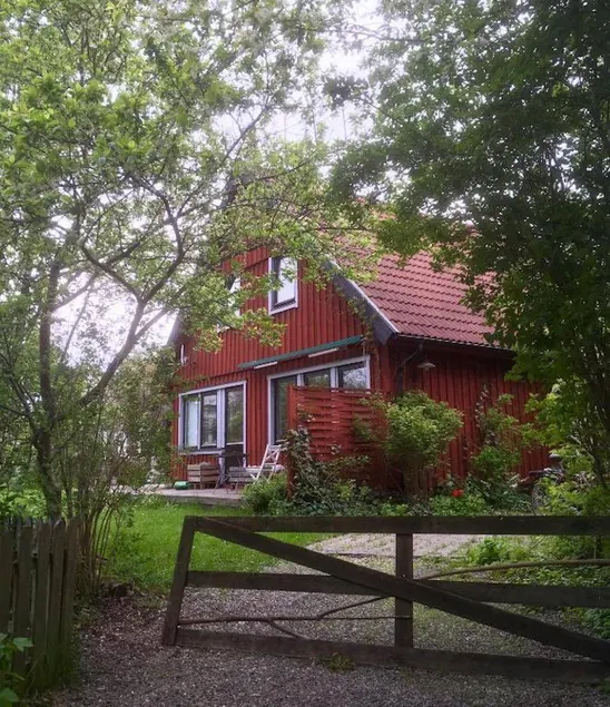Holiday home with garden, terrace & BBQ - Image 1