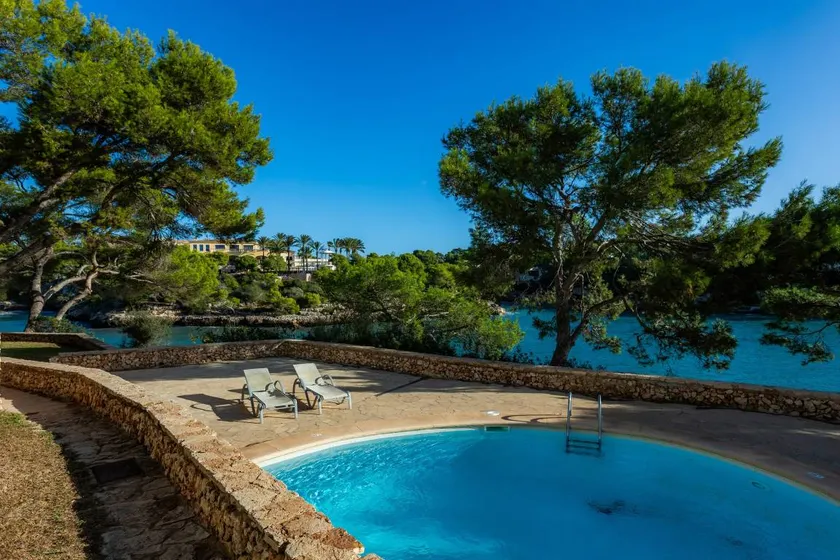 Appartement avec terrasse, piscine et jardin | Vue jardin - Image 1
