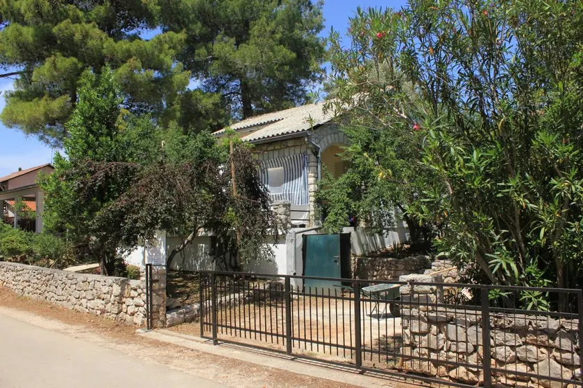 Maison avec terrasse et barbecue - Image 1