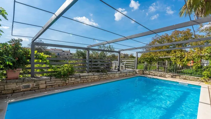 Charming holiday apartment with garden, pool & terrace - Image 1